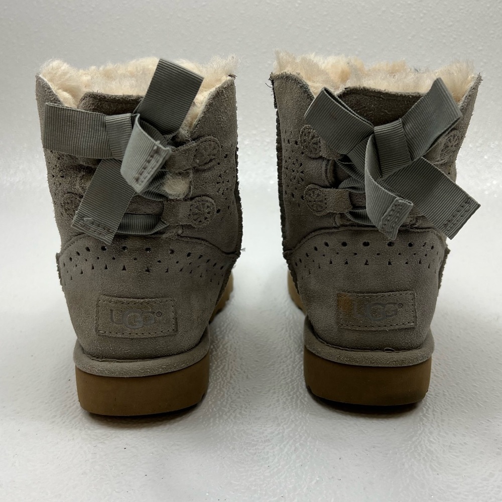 UGG 1019197 Australia Bailey Bow Sunshine Grey Sheepskin Suede Women's Size 7